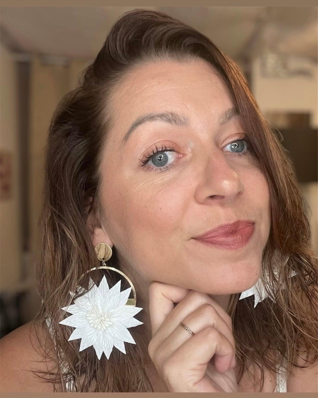 Boucles d’oreilles JEMMA grand modèle fleurs blanches tissu - Créations Uniques