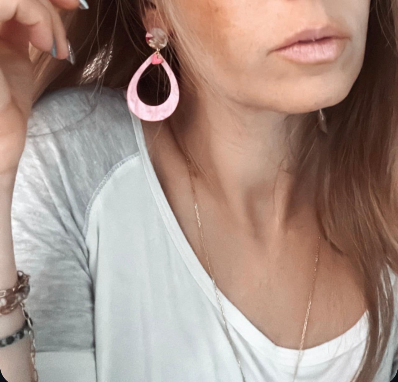 Boucles d’oreilles MAGGIE gouttes résine rose - Créations Uniques - Créations Uniques