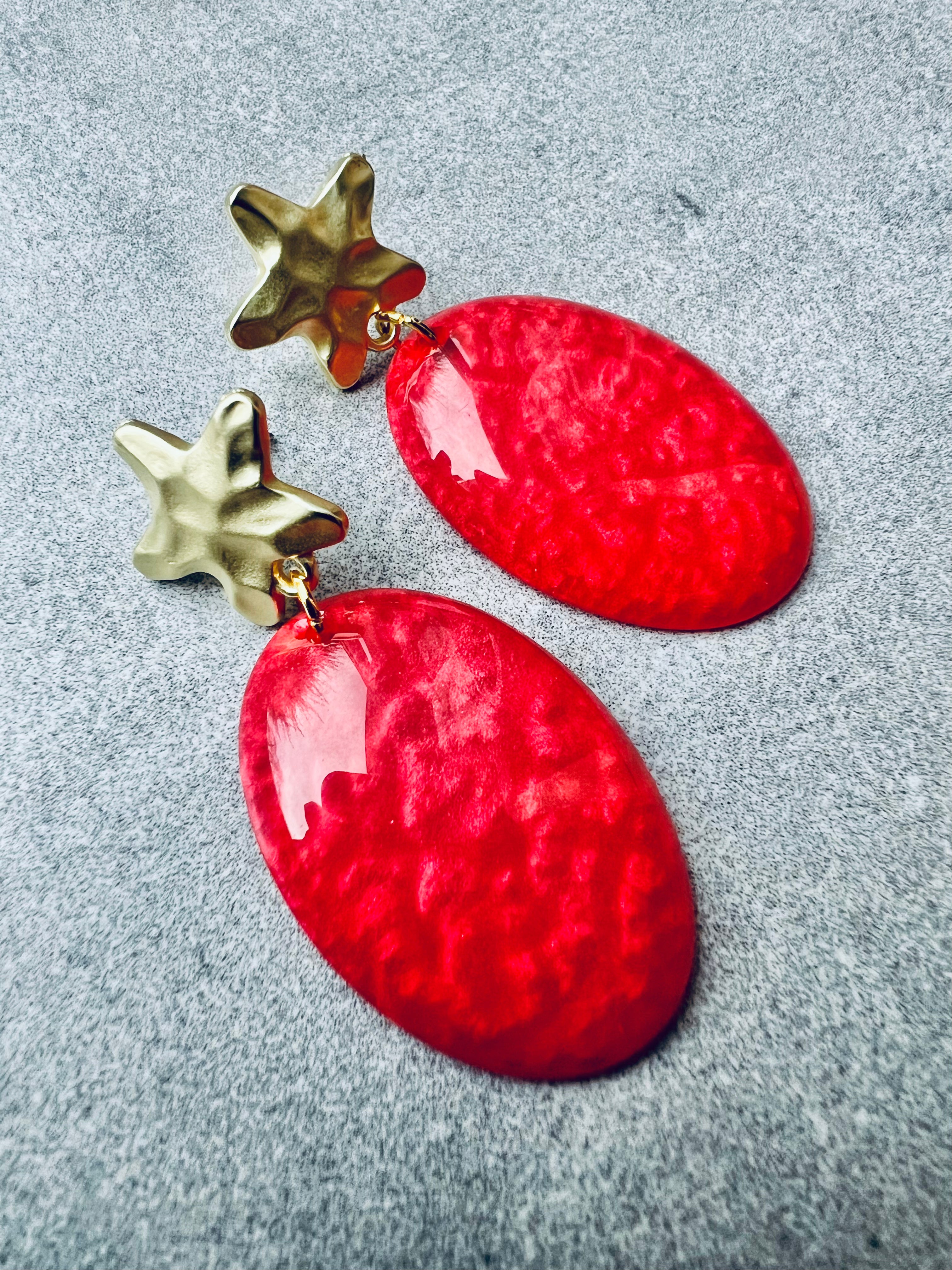 Boucles d’oreilles SALOMÉ résine corail et clous étoiles dorés - Créations Uniques - Créations Uniques