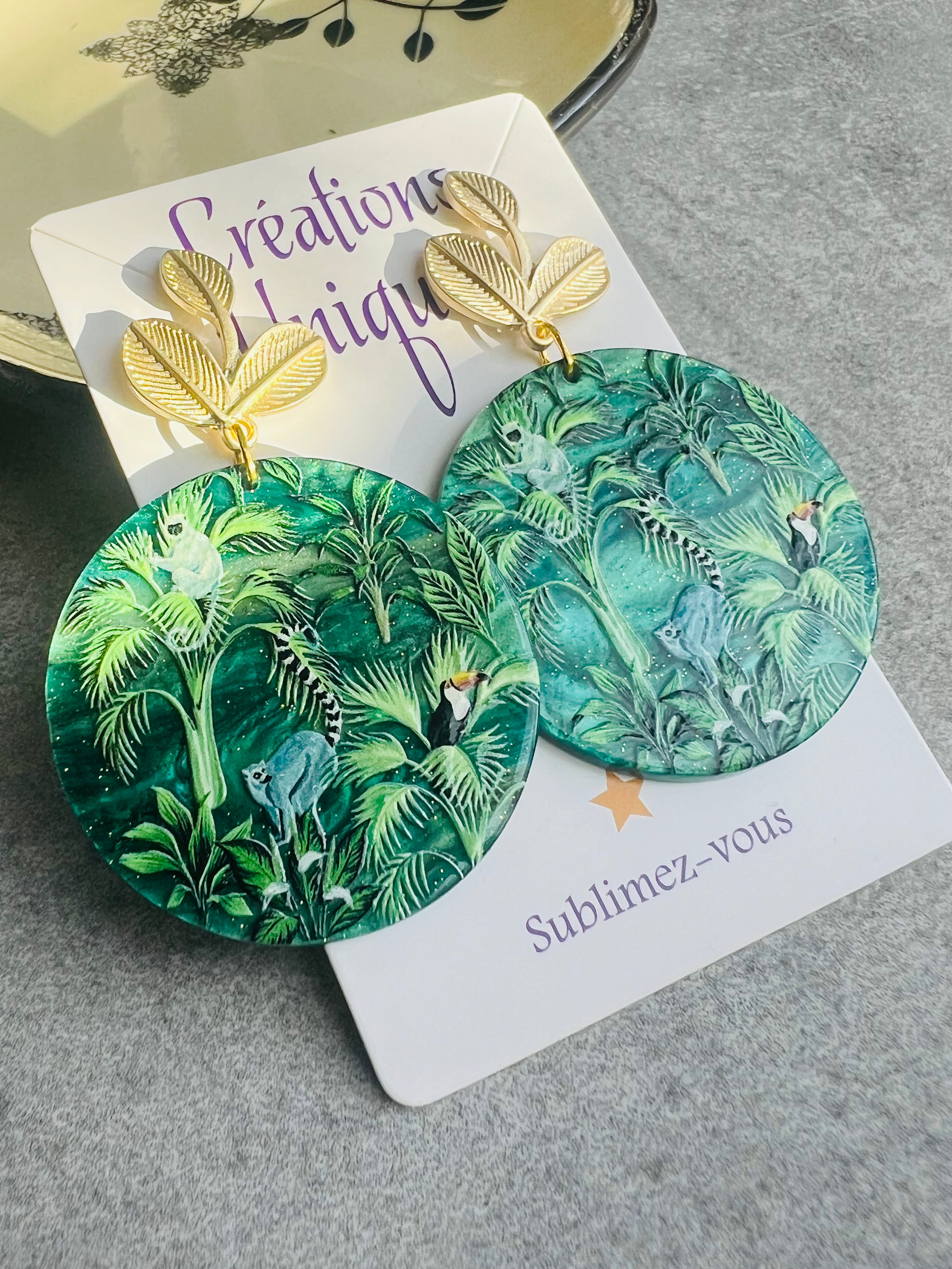 Boucles d’oreilles TRACY résine verte motif jungle et singes - Créations Uniques - Créations Uniques