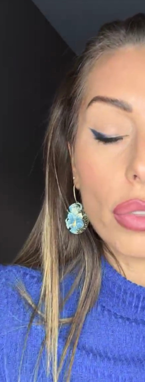 Boucles d’oreilles LINDSAY motif fleurs bleues - Créations Uniques - Créations Uniques