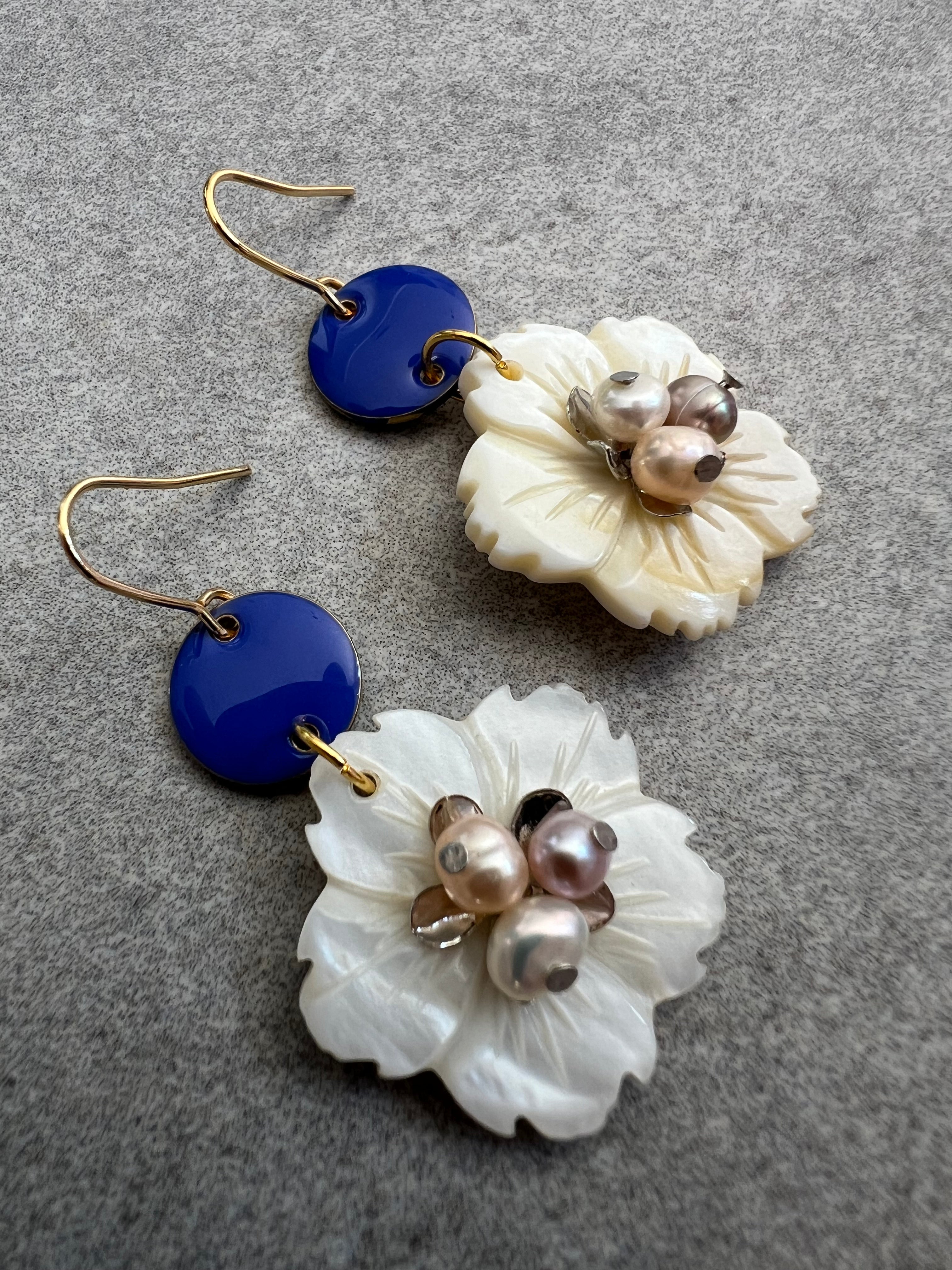 Boucles d’oreilles MILÈNE fleurs nacrées - Créations Uniques - Créations Uniques