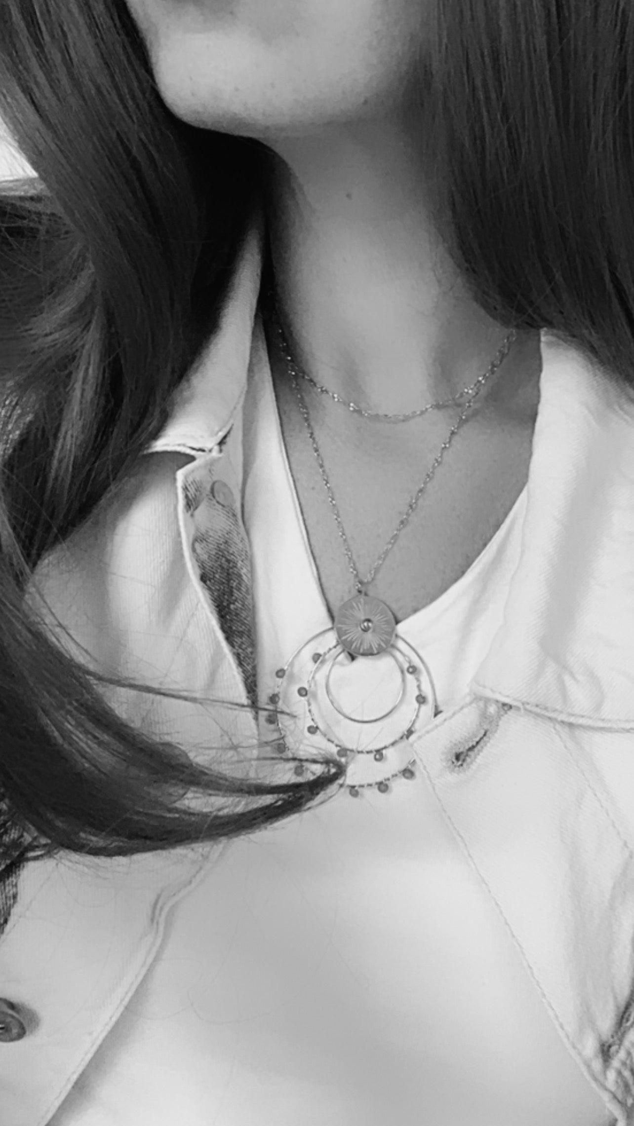 Collier BERTHE pendentif anneaux décorés de perles bleu ciel . - Créations Uniques