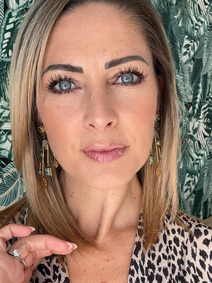 Boucles d’oreilles CASSANDRE chic et légères, dorées et bleu turquoise - Créations Uniques