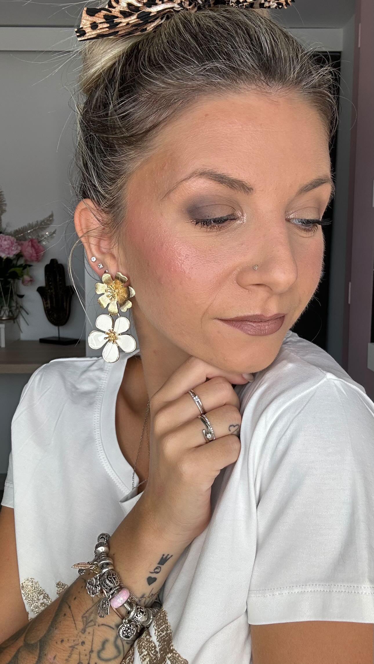 Boucles d’oreilles ANGELINE fleurs blanches et dorées - Créations Uniques