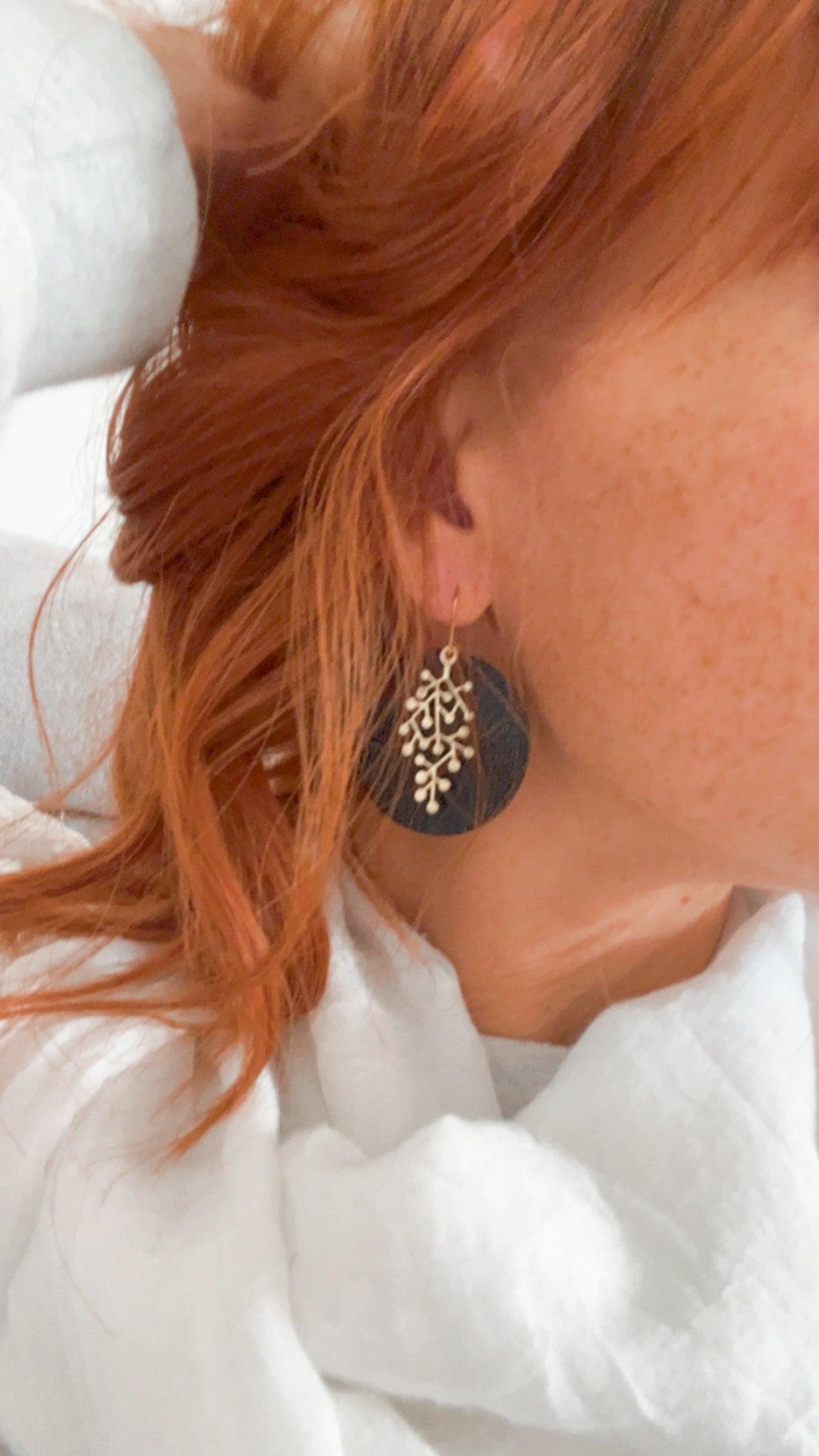 Boucles d’oreilles ELINA disques noirs et feuillage doré - Créations Uniques - Créations Uniques