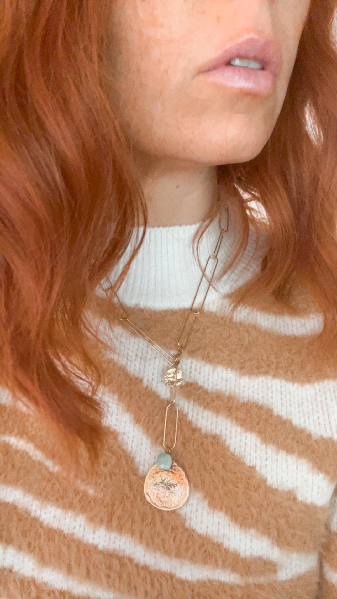 Collier plongeant MARTHE grands maillons, médaillon doré et pampilles - Créations Uniques