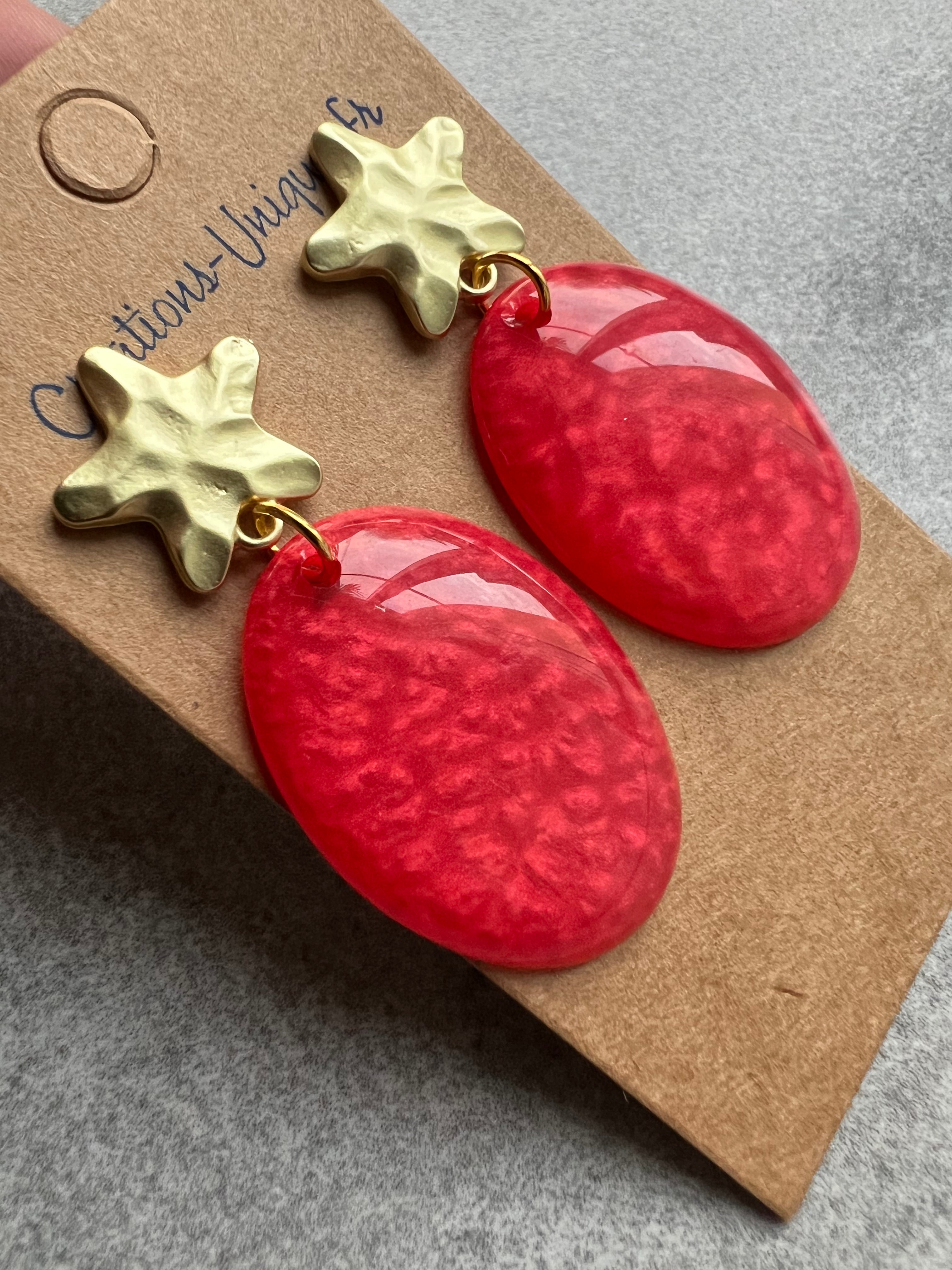 Boucles d’oreilles SALOMÉ résine corail et clous étoiles dorés - Créations Uniques - Créations Uniques