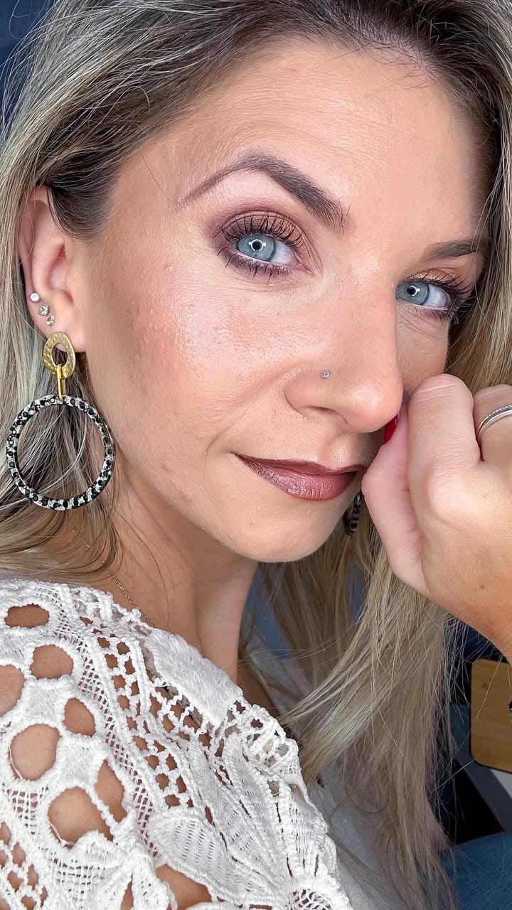 Boucles d’oreilles ELSIE rondes résine et clous dorés - Créations Uniques