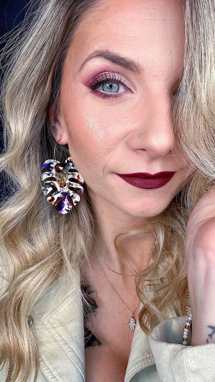 Boucles d’oreilles THEA feuilles résine et cœurs cristal smoked - Créations Uniques - Créations Uniques