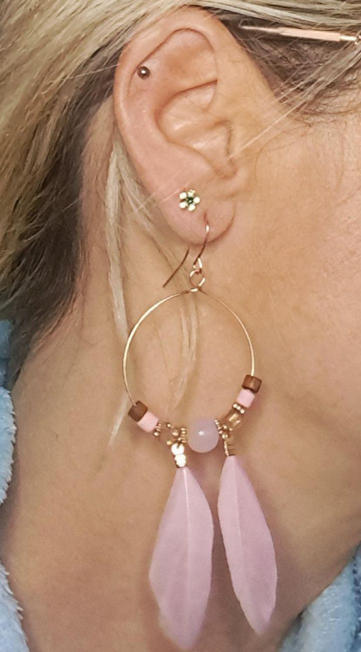 Boucles d’oreilles CAILEE perles et plumes roses - Créations Uniques - Créations Uniques