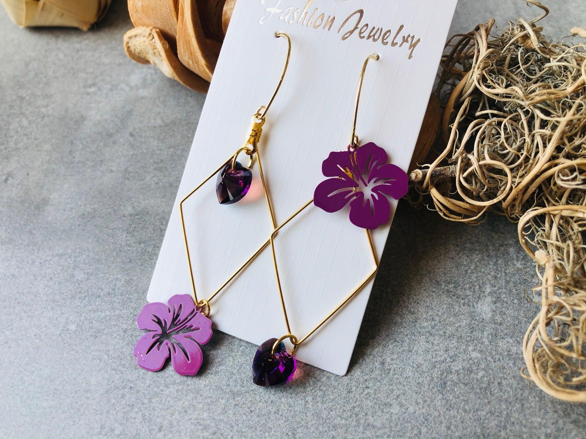 Boucles d’oreilles asymétriques AMBER cœurs cristal améthyste et fleurs hibiscus - Créations Uniques - Créations Uniques