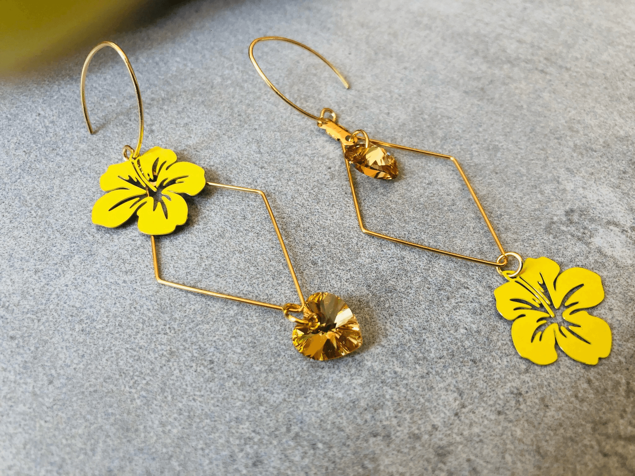 Boucles d’oreilles asymétriques FATOU cœurs cristal sunshine et fleurs hibiscus - Créations Uniques - Créations Uniques