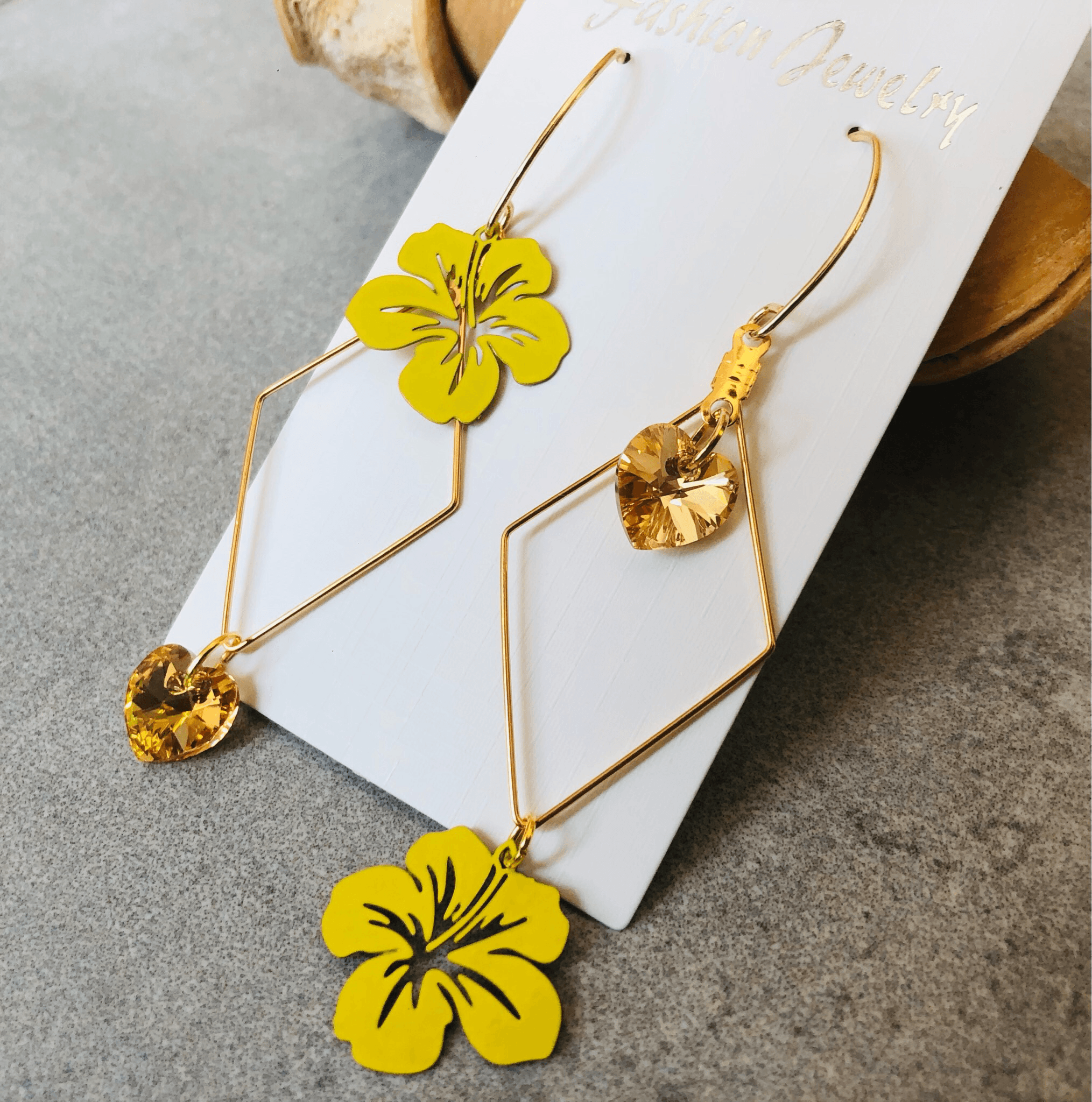 Boucles d’oreilles asymétriques FATOU cœurs cristal sunshine et fleurs hibiscus - Créations Uniques - Créations Uniques