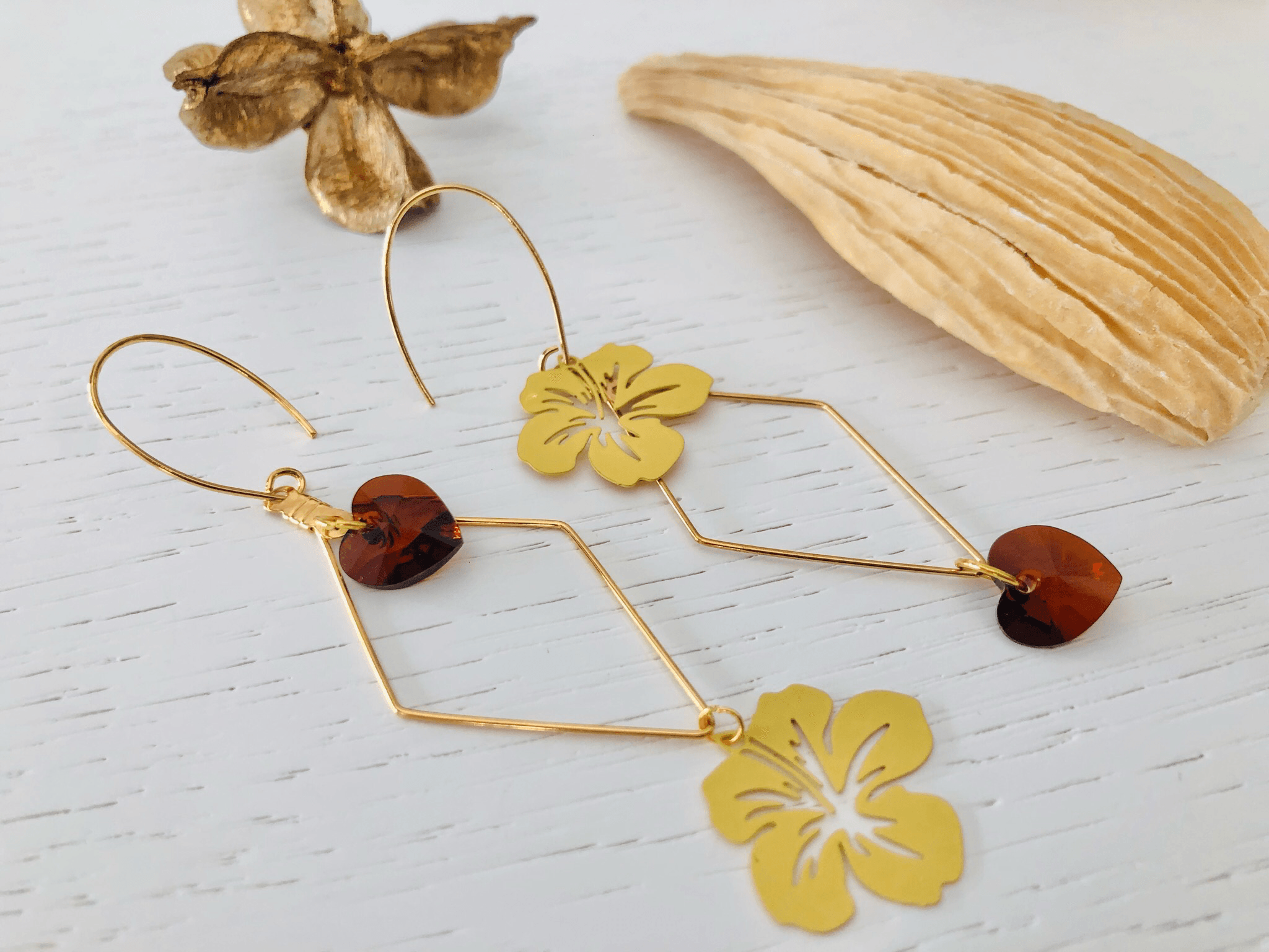 Boucles d’oreilles asymétriques LUCY cœurs cristal smoked et fleurs hibiscus - Créations Uniques - Créations Uniques