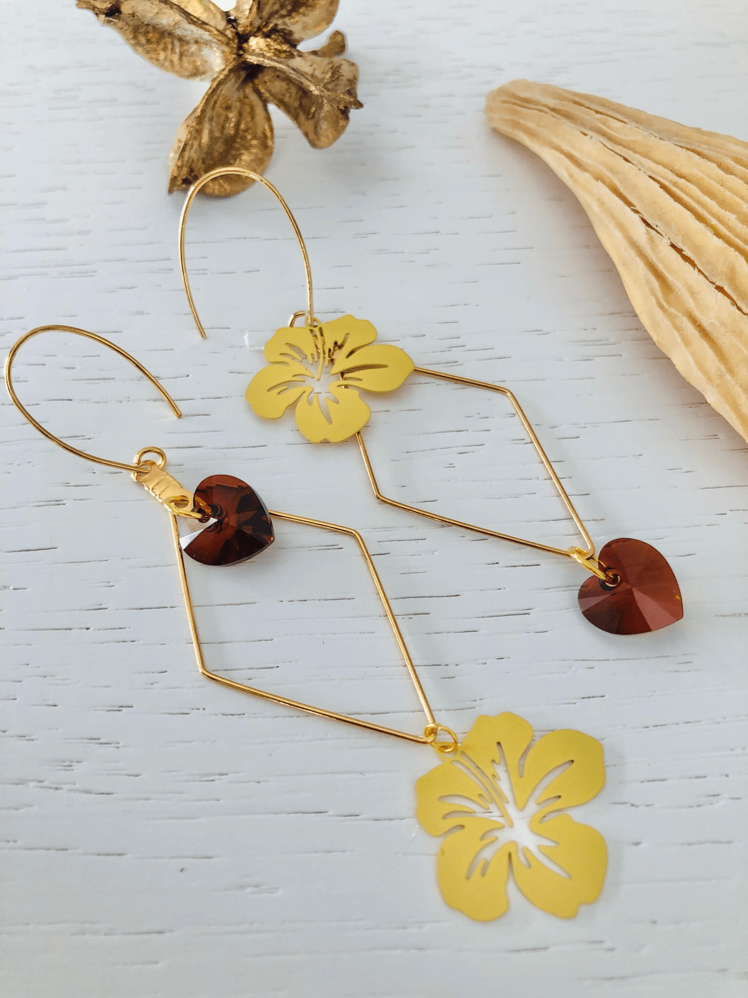 Boucles d’oreilles asymétriques LUCY cœurs cristal smoked et fleurs hibiscus - Créations Uniques - Créations Uniques