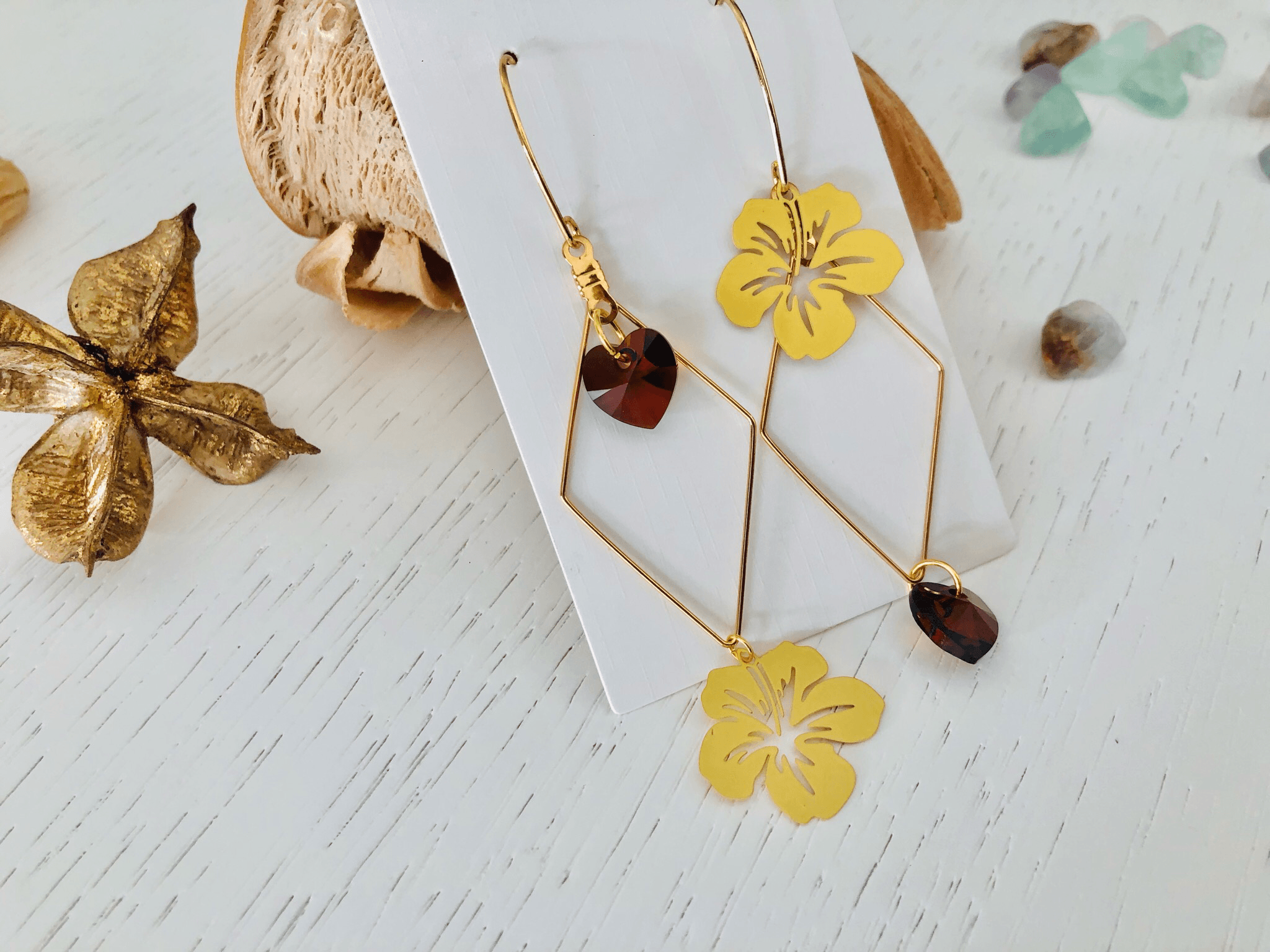 Boucles d’oreilles asymétriques LUCY cœurs cristal smoked et fleurs hibiscus - Créations Uniques - Créations Uniques