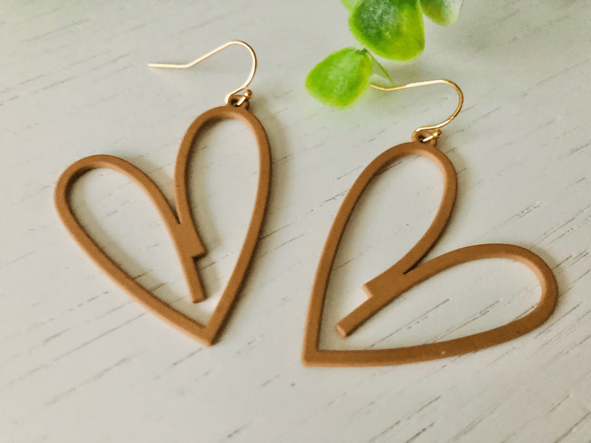 Boucles d’oreilles CHARLENE cœurs marron clair- Créations Uniques - Créations Uniques