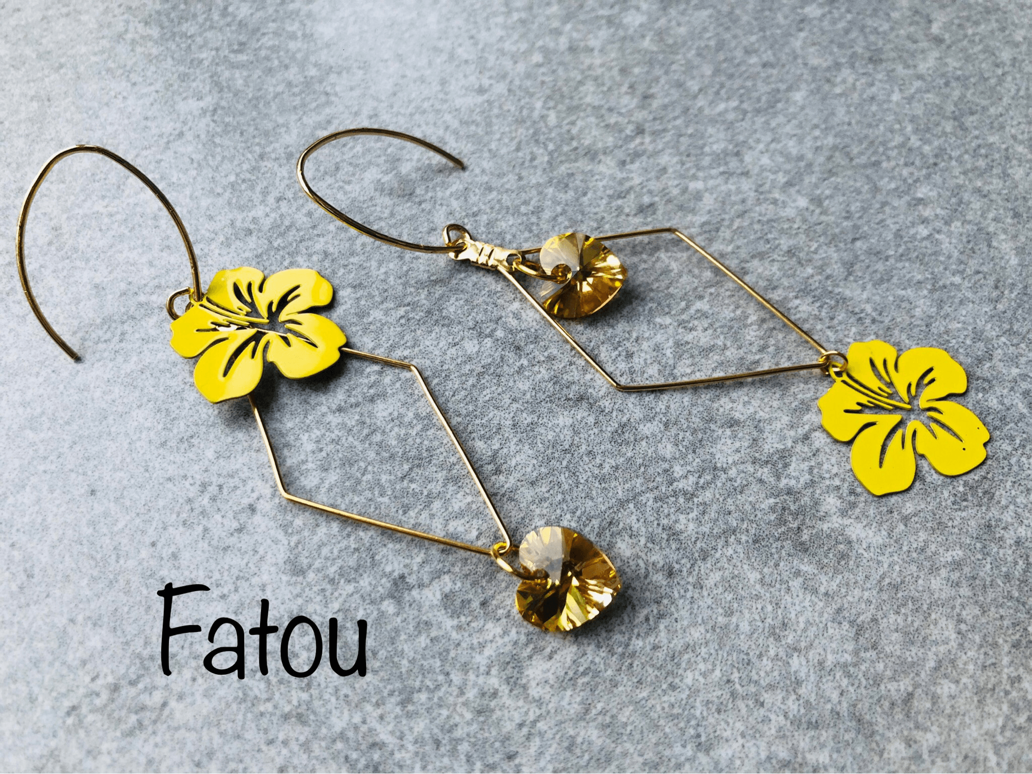 Boucles d’oreilles asymétriques FATOU cœurs cristal sunshine et fleurs hibiscus - Créations Uniques - Créations Uniques
