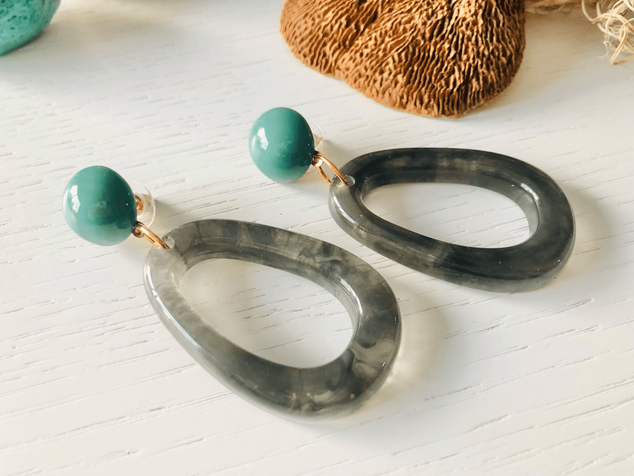 Boucles d’oreilles CHRISTINE gouttes résine grises - Créations Uniques - Créations Uniques