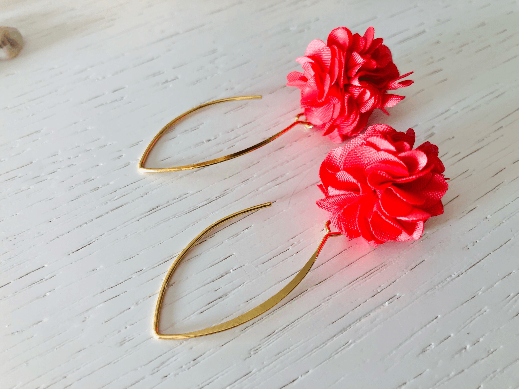 Boucles d’oreilles MURIEL pompons corail - Créations Uniques - Créations Uniques