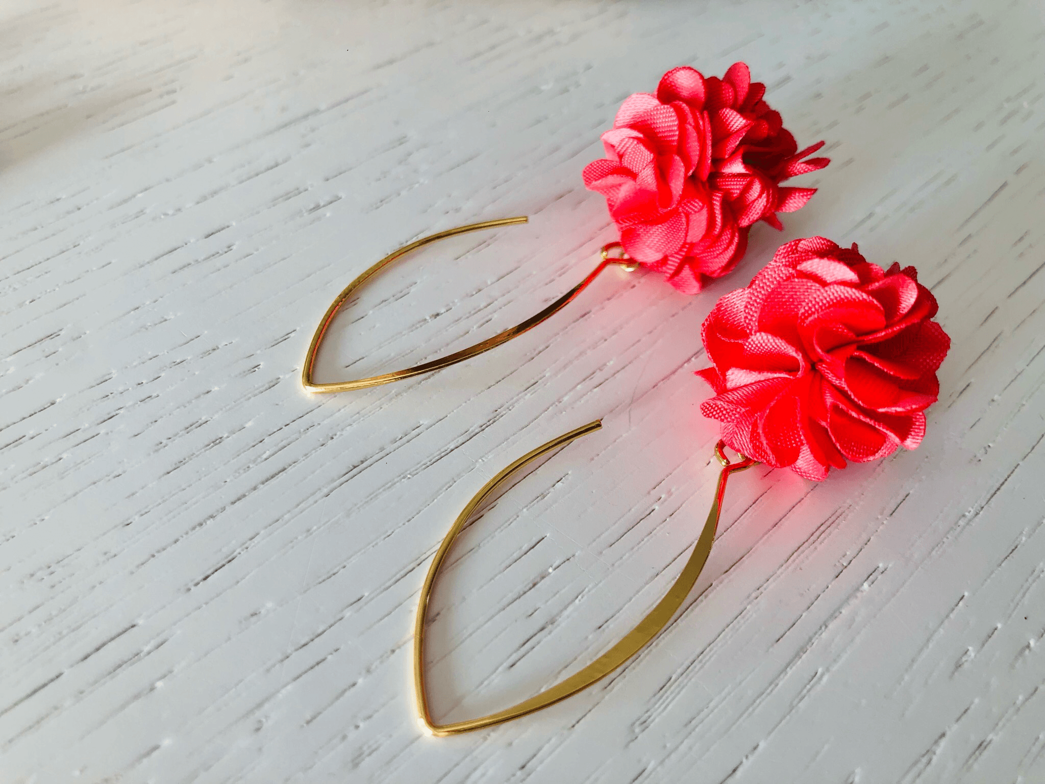 Boucles d’oreilles MURIEL pompons corail - Créations Uniques - Créations Uniques