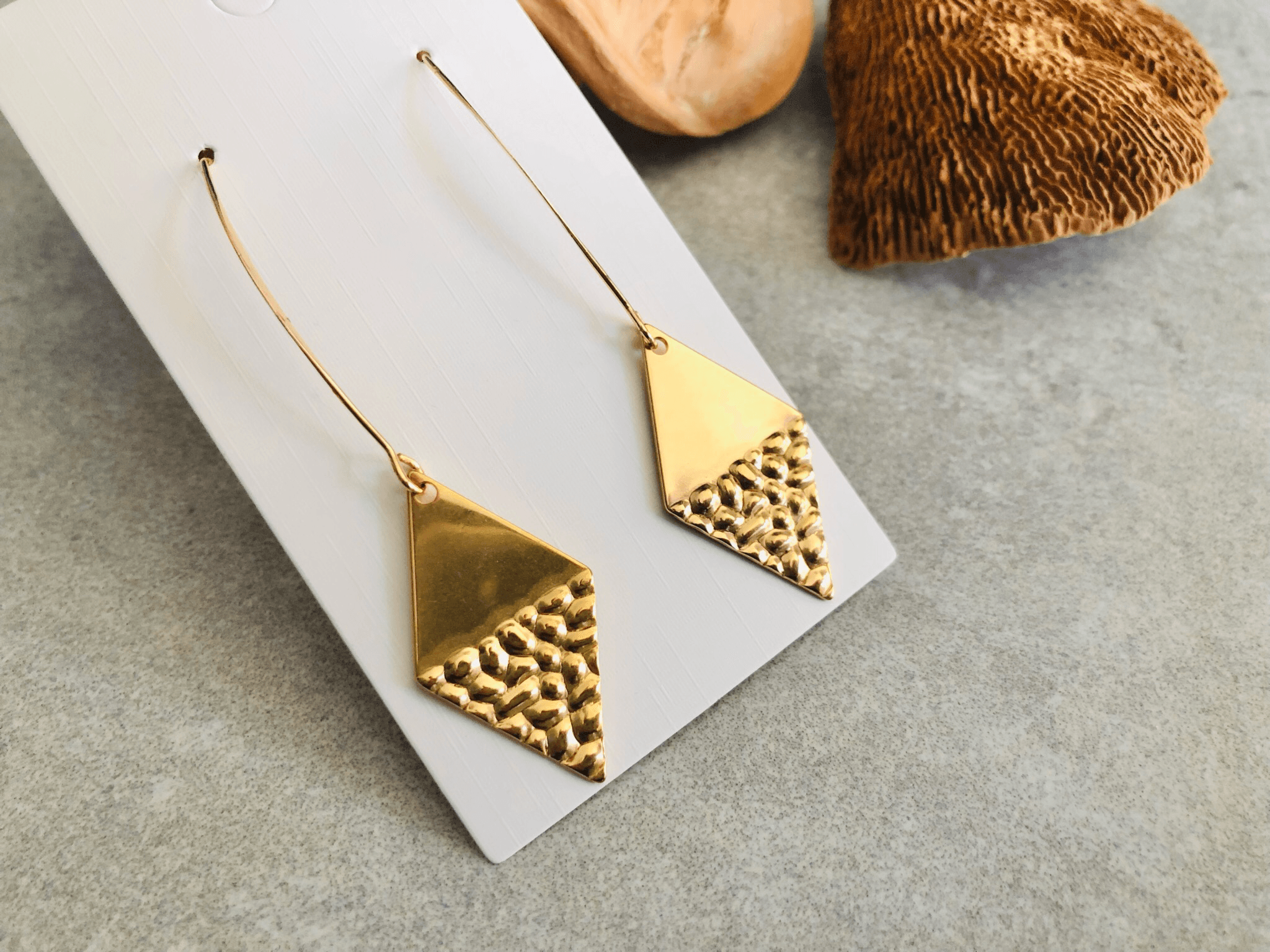 Boucles d’oreilles STACEY losanges dorés moitié martelée - Créations Uniques - Créations Uniques