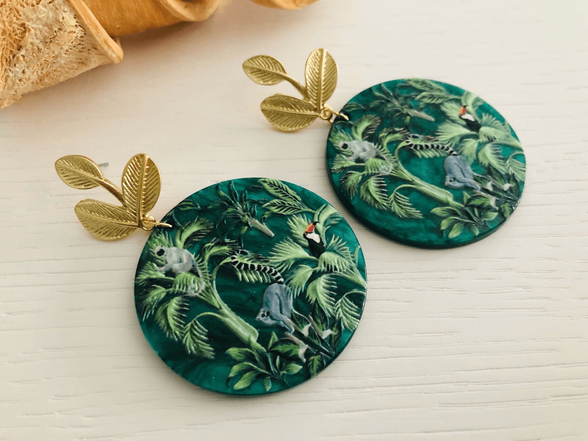 Boucles d’oreilles TRACY résine verte motif jungle et singes - Créations Uniques - Créations Uniques