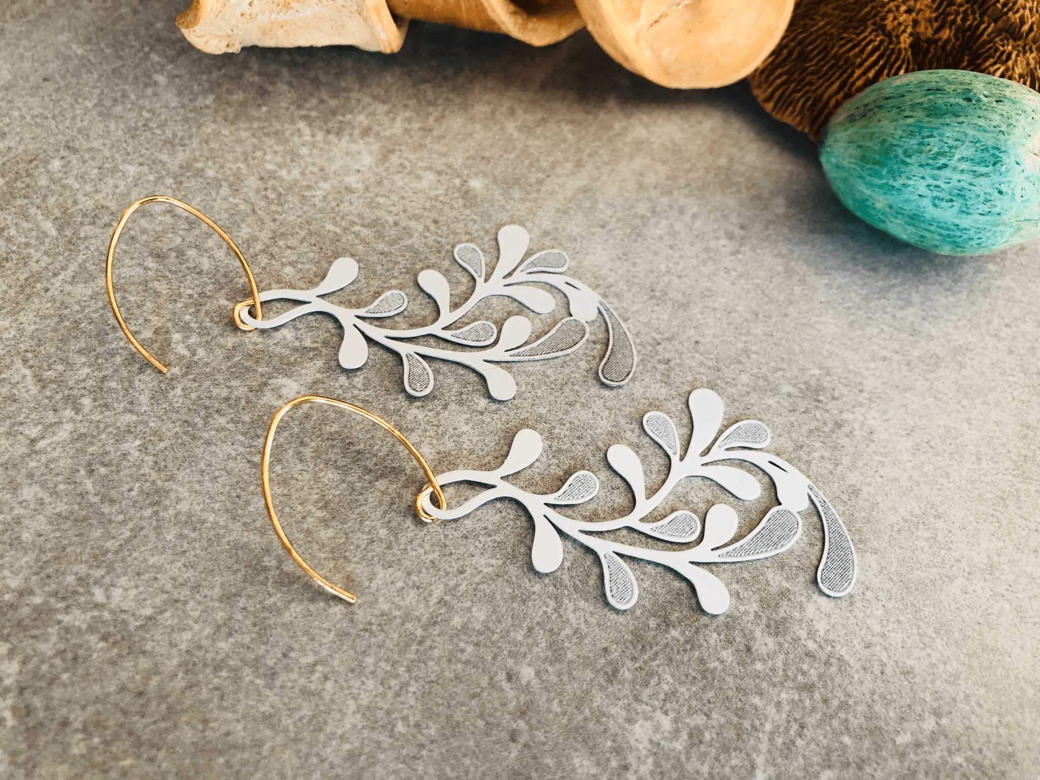 Boucles d’oreilles NINON feuillage blanc - Créations Uniques - Créations Uniques