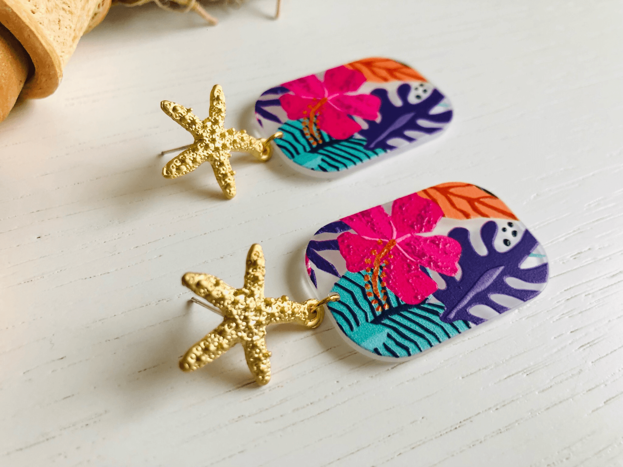 Boucles d’oreilles NICOLE rectangles motif fleurs tropicales et clous étoiles de mer - Créations Uniques - Créations Uniques