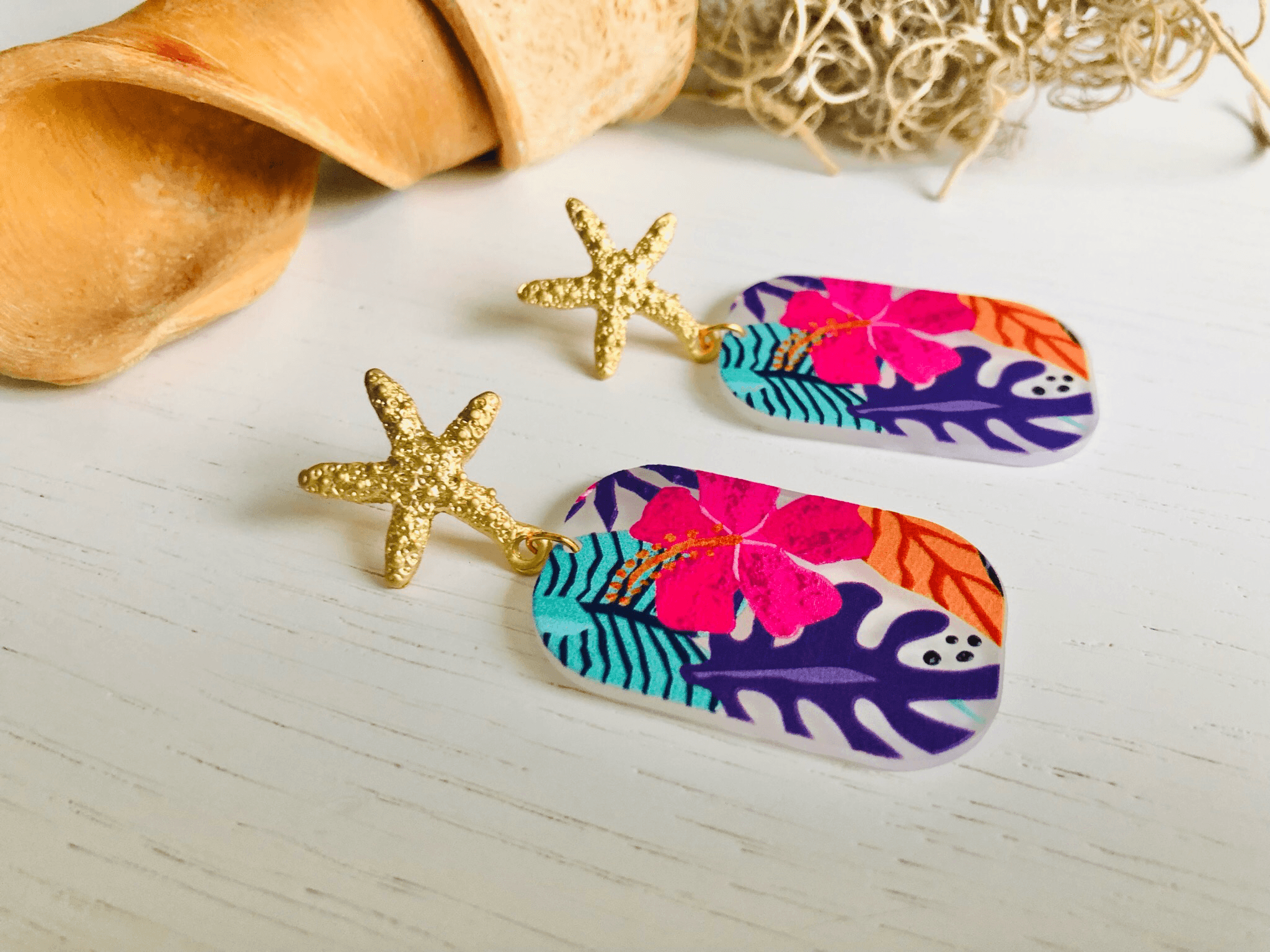 Boucles d’oreilles NICOLE rectangles motif fleurs tropicales et clous étoiles de mer - Créations Uniques - Créations Uniques