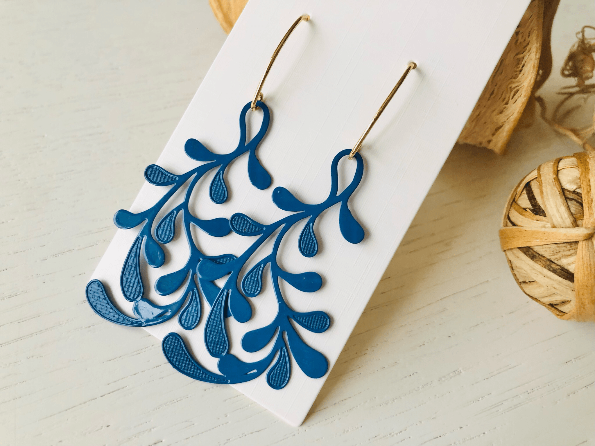 Boucles d’oreilles NINON feuillage bleu - Créations Uniques - Créations Uniques