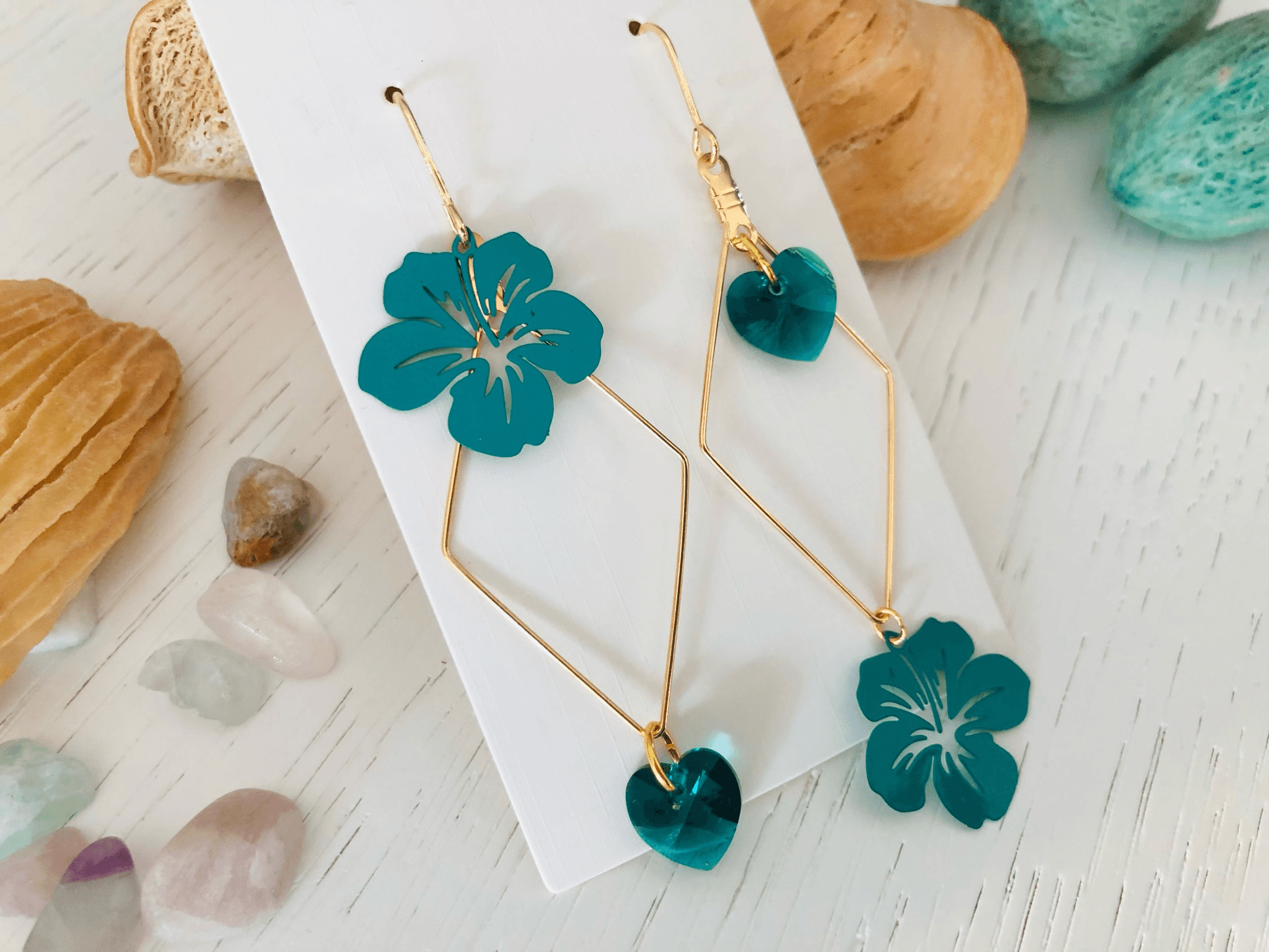 Boucles d’oreilles asymétriques LEANA cœurs cristal émeraude et fleurs hibiscus - Créations Uniques - Créations Uniques