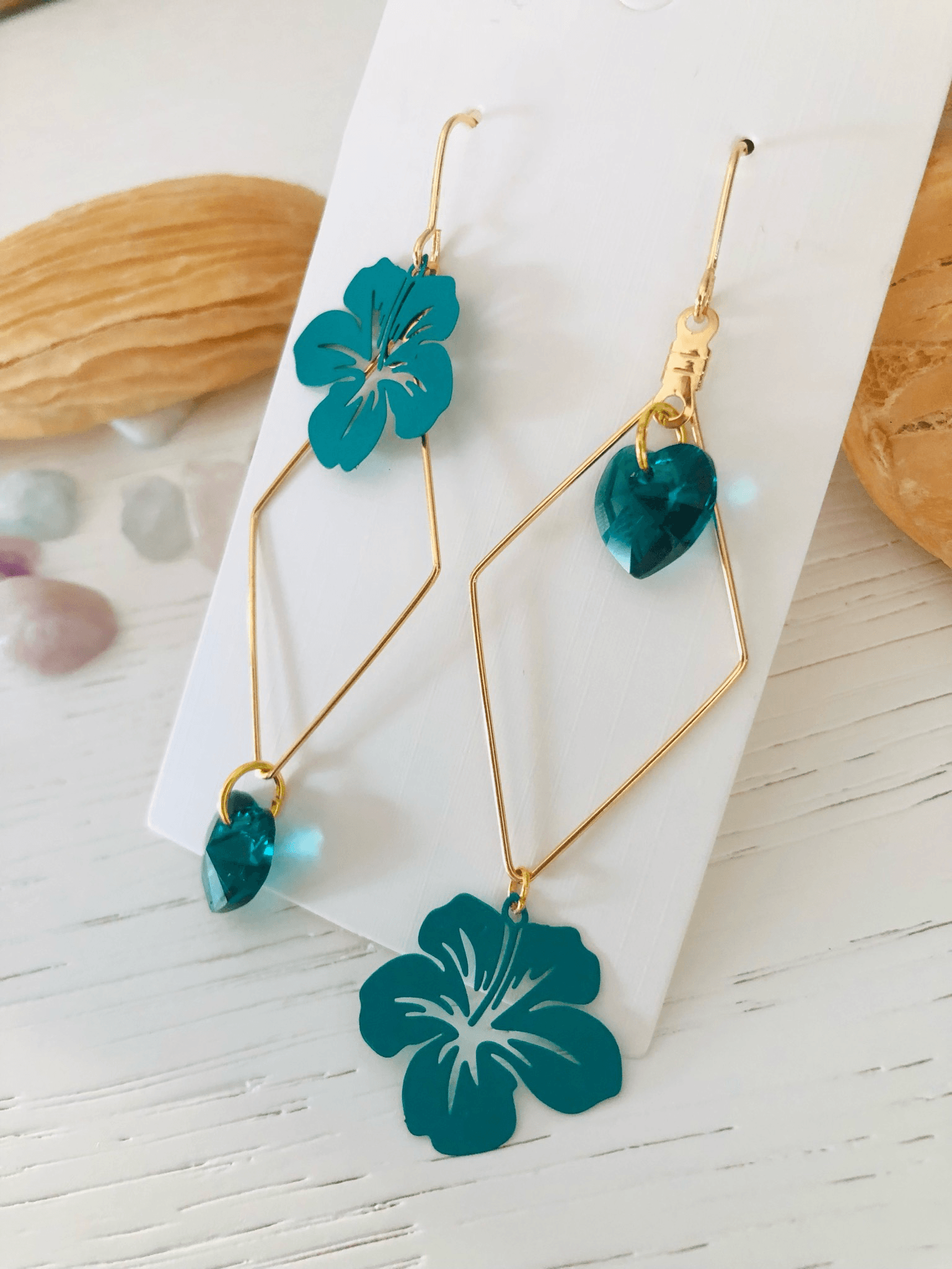 Boucles d’oreilles asymétriques LEANA cœurs cristal émeraude et fleurs hibiscus - Créations Uniques - Créations Uniques