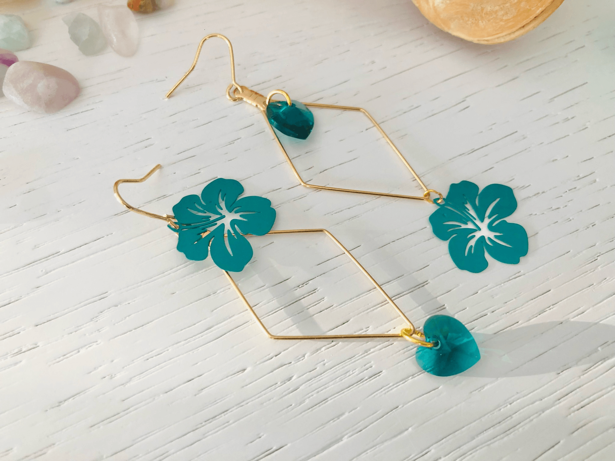 Boucles d’oreilles asymétriques LEANA cœurs cristal émeraude et fleurs hibiscus - Créations Uniques - Créations Uniques
