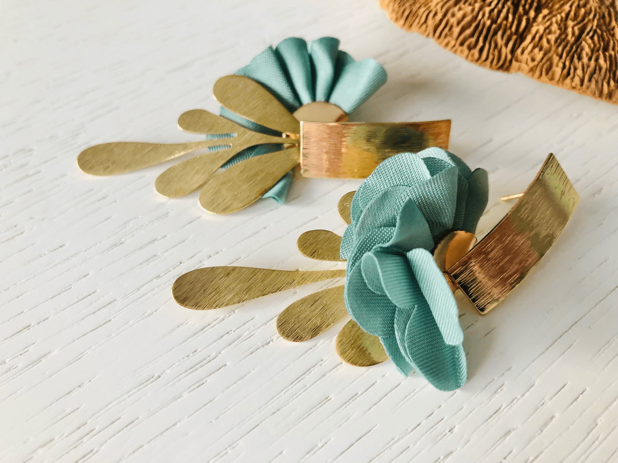 Boucles d’oreilles asymétriques THEODORA feuilles dorées et pampilles tissu vert - Créations Uniques - Créations Uniques