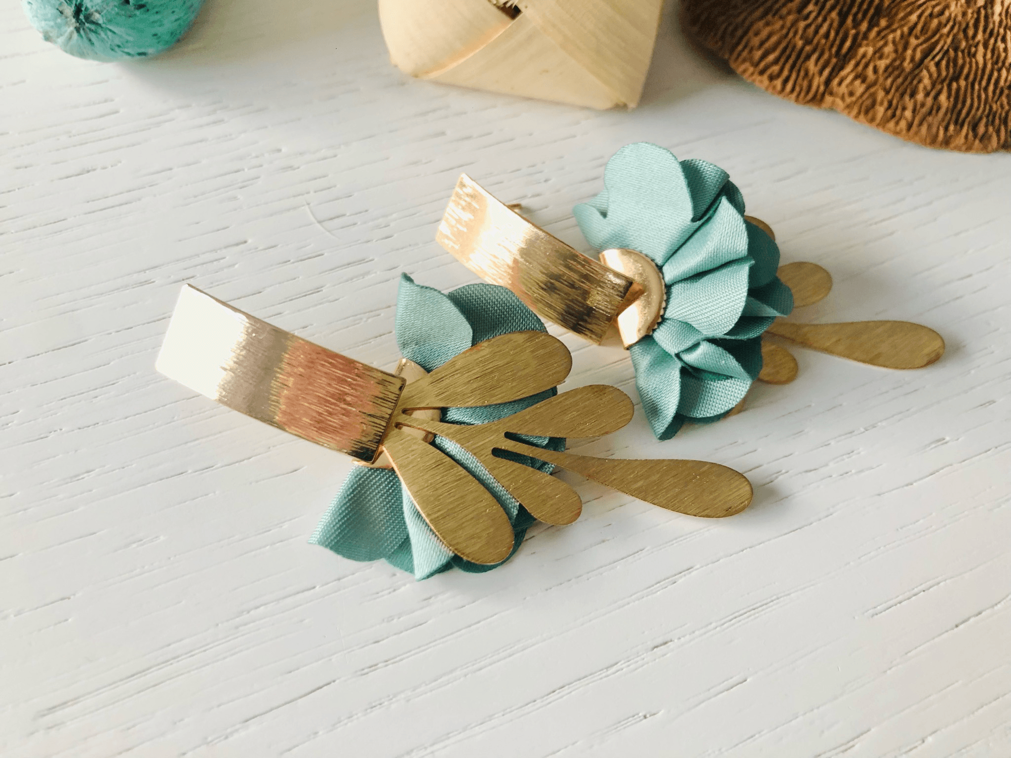 Boucles d’oreilles asymétriques THEODORA feuilles dorées et pampilles tissu vert - Créations Uniques - Créations Uniques