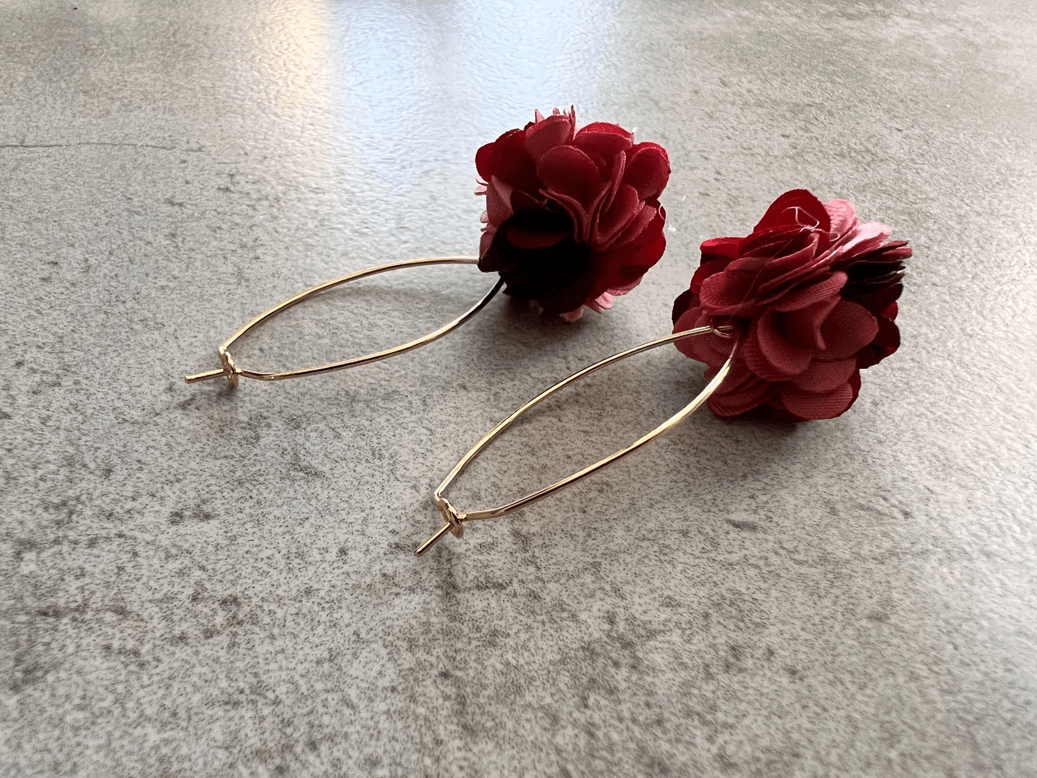 Boucles d’oreilles AMELIA pompons bordeaux - Créations Uniques - Créations Uniques