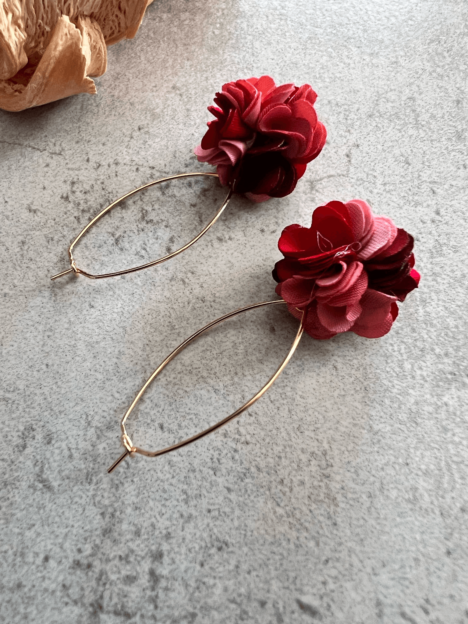 Boucles d’oreilles AMELIA pompons bordeaux - Créations Uniques - Créations Uniques