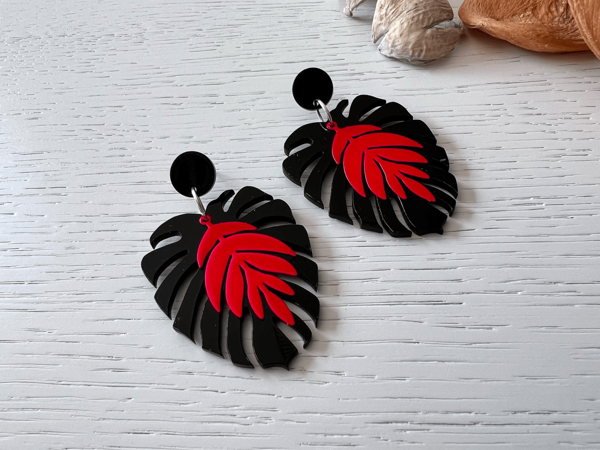 Boucles d’oreilles SCARLETT feuilles tropicales noires et rose fluo - Créations Uniques - Créations Uniques