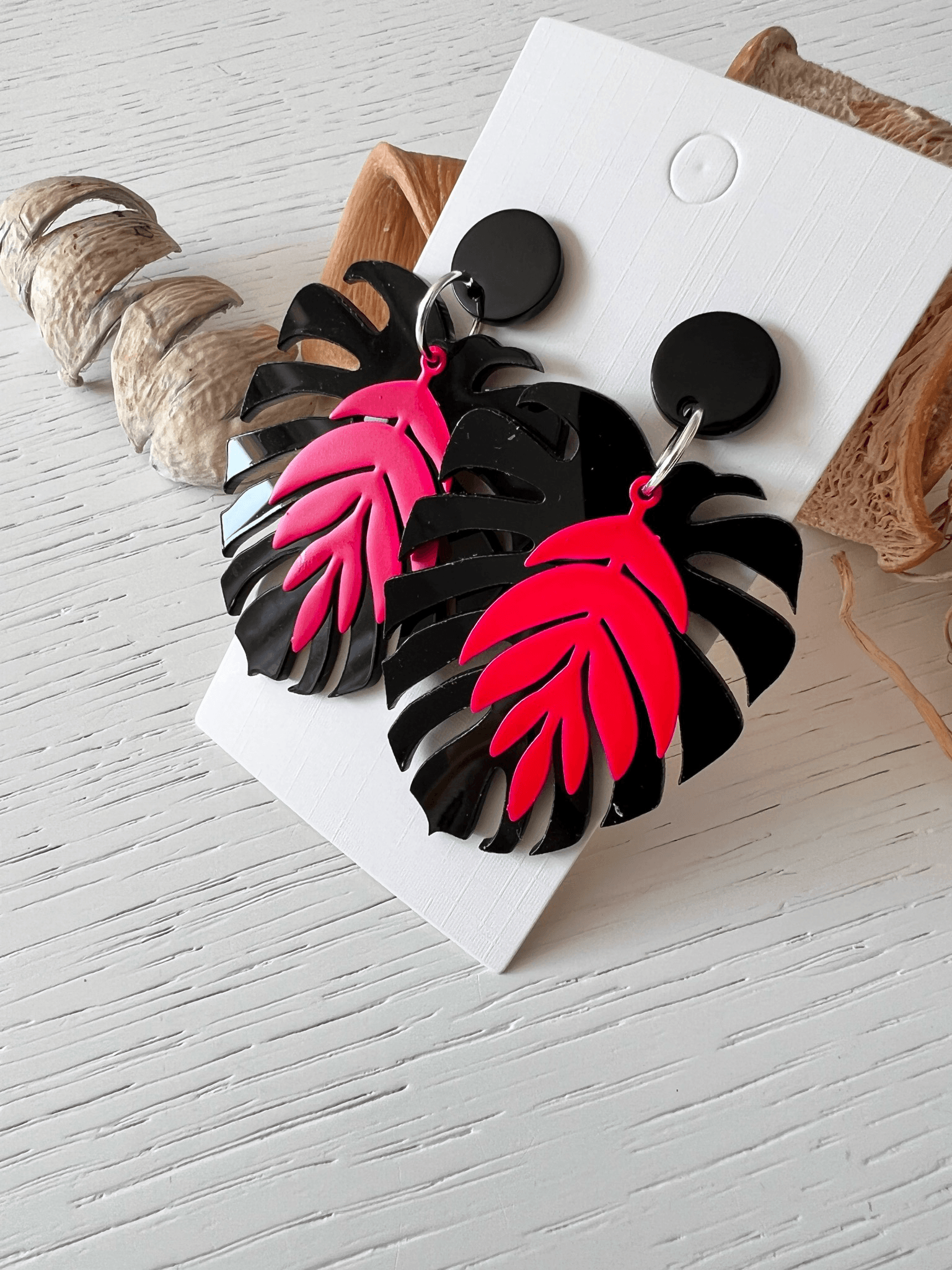 Boucles d’oreilles SCARLETT feuilles tropicales noires et rose fluo - Créations Uniques - Créations Uniques