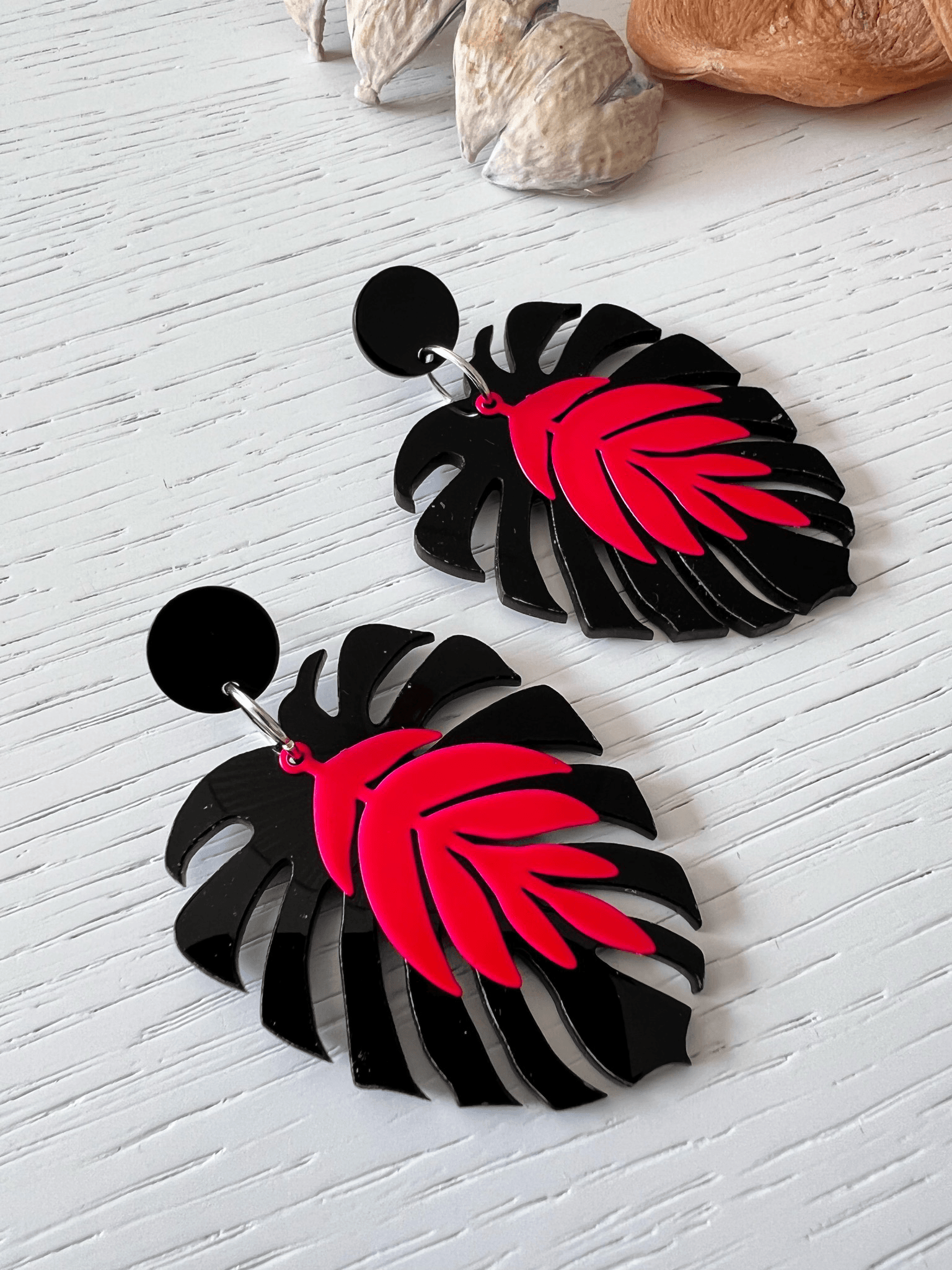 Boucles d’oreilles SCARLETT feuilles tropicales noires et rose fluo - Créations Uniques - Créations Uniques