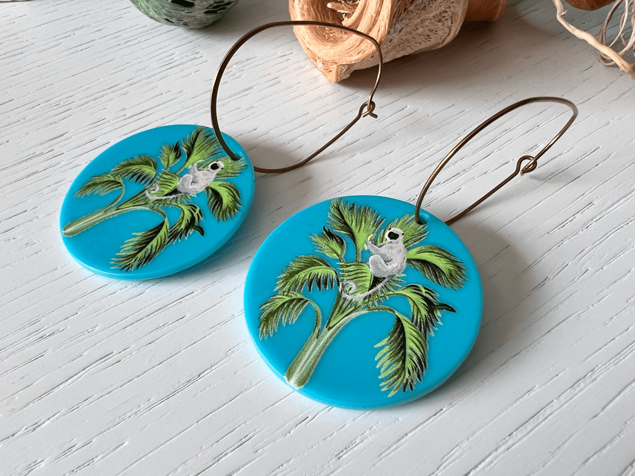 Boucles d’oreilles NOUNA résine bleu motif singe - Créations Uniques - Créations Uniques