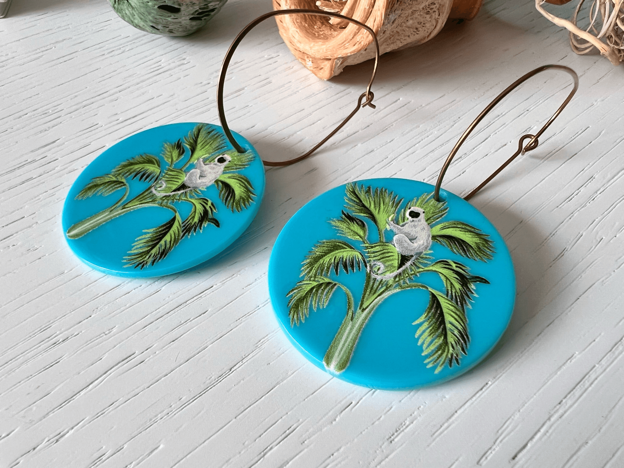 Boucles d’oreilles NOUNA résine bleu motif singe - Créations Uniques - Créations Uniques