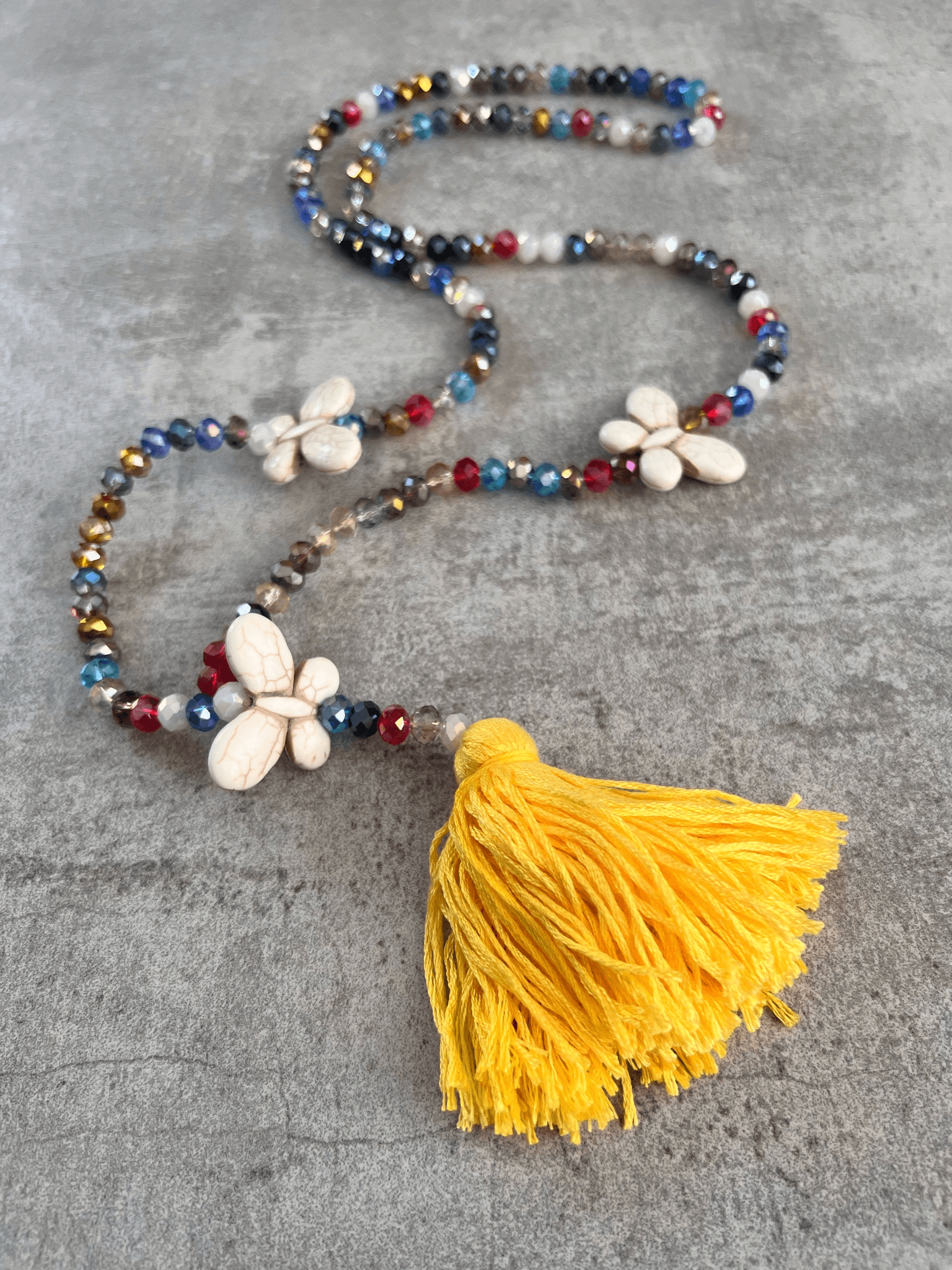 Collier de perles, papillons et gros pompon TIMOTHY - Créations Uniques