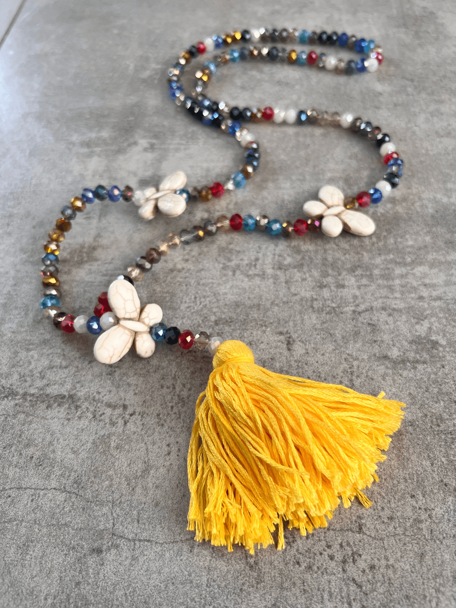 Collier de perles, papillons et gros pompon TIMOTHY - Créations Uniques