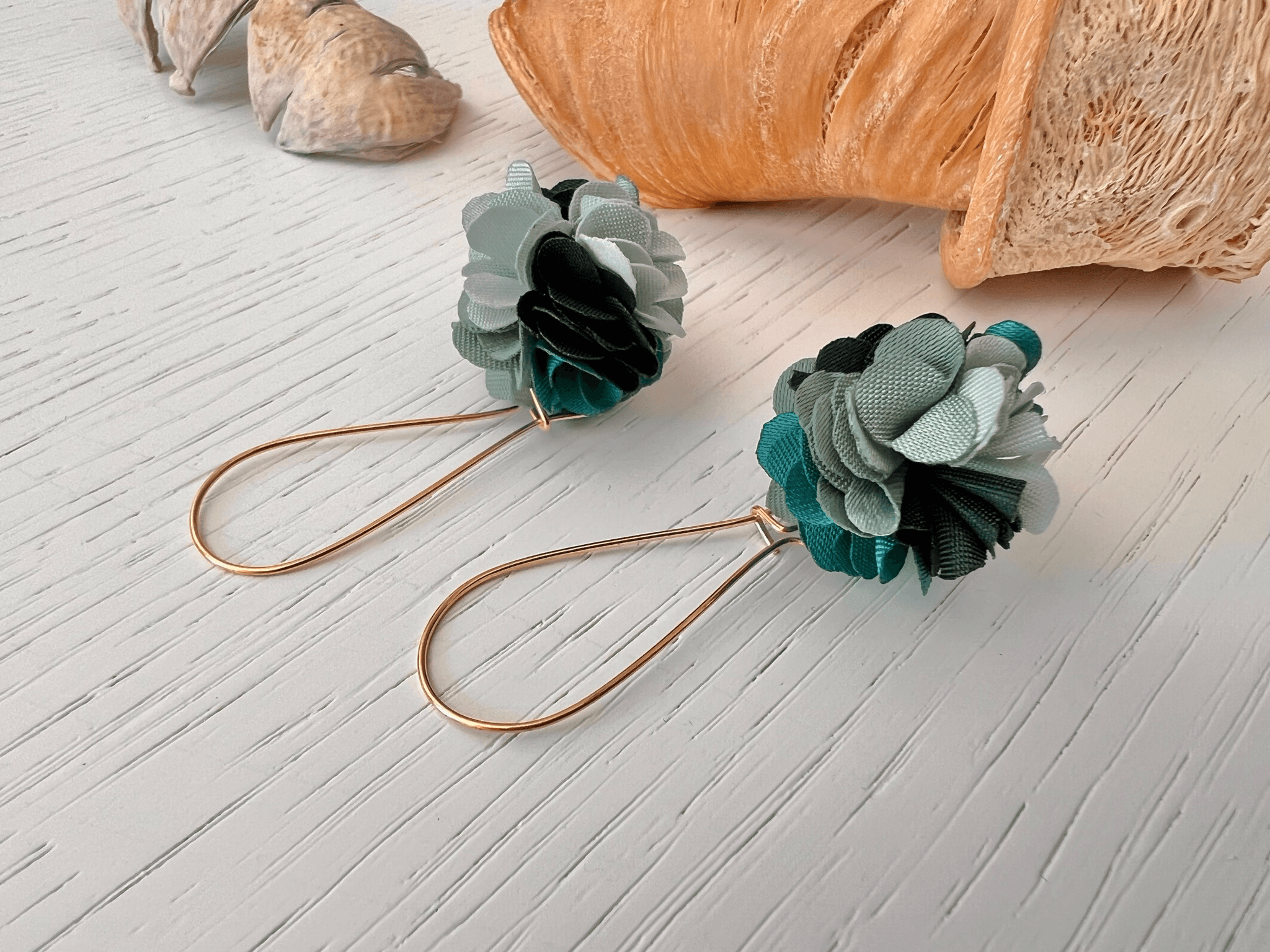 Boucles d’oreilles MARIE-ANGE 2 pompons nuances de vert - Créations Uniques - Créations Uniques
