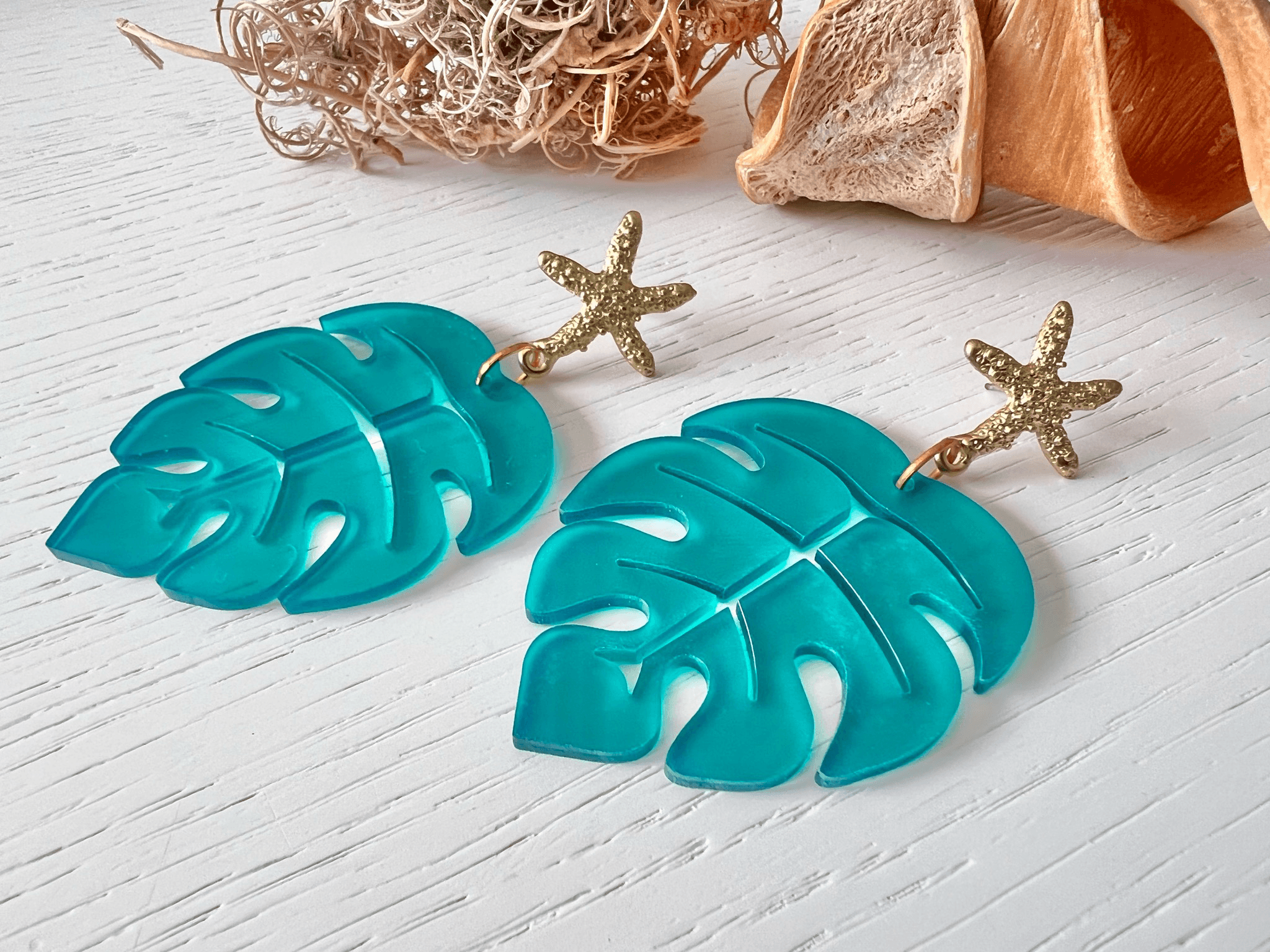 Boucles d’oreilles PRUDENCE feuilles tropicales turquoises et clous étoiles de mer - Créations Uniques - Créations Uniques