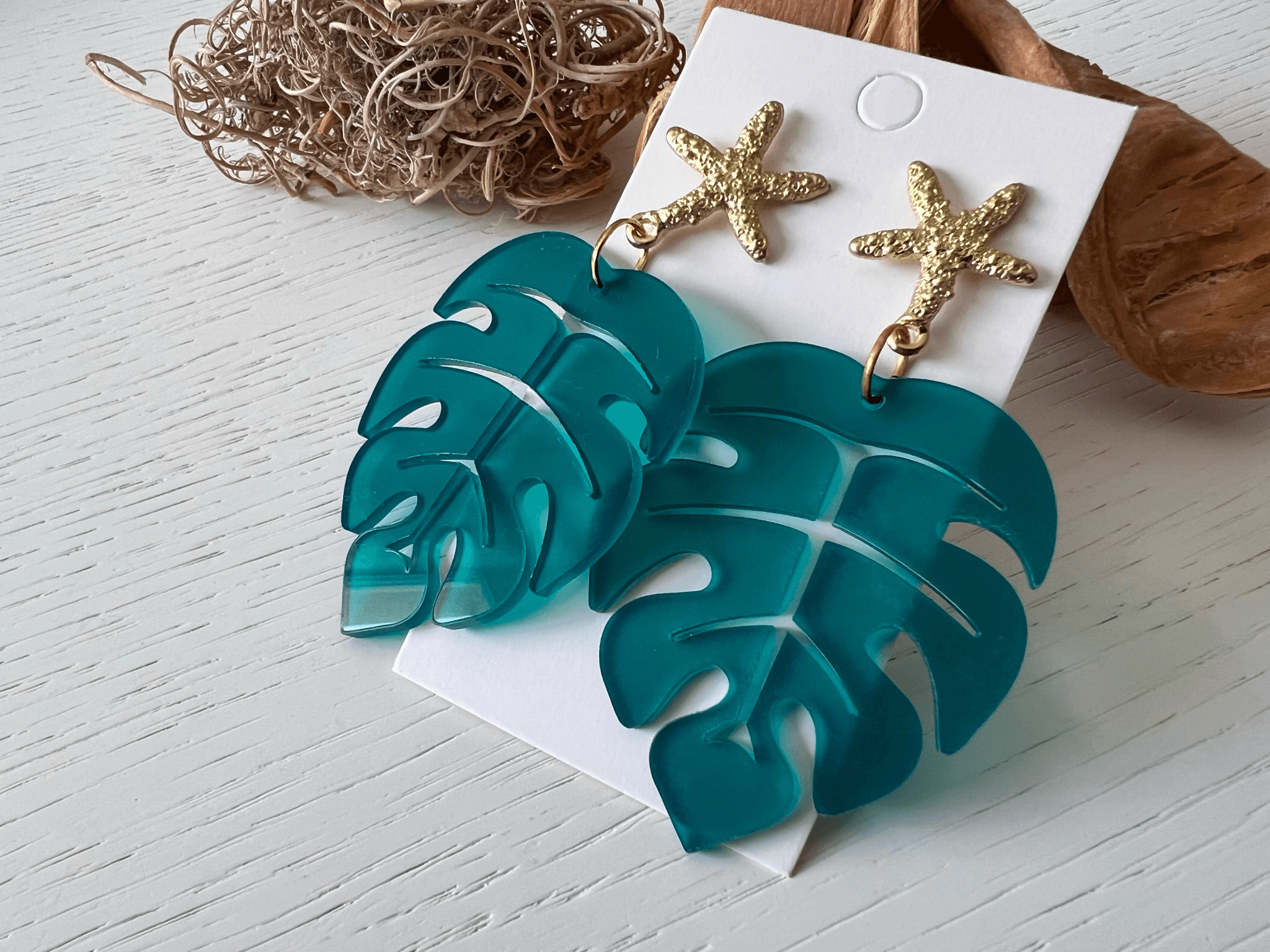 Boucles d’oreilles PRUDENCE feuilles tropicales turquoises et clous étoiles de mer - Créations Uniques - Créations Uniques