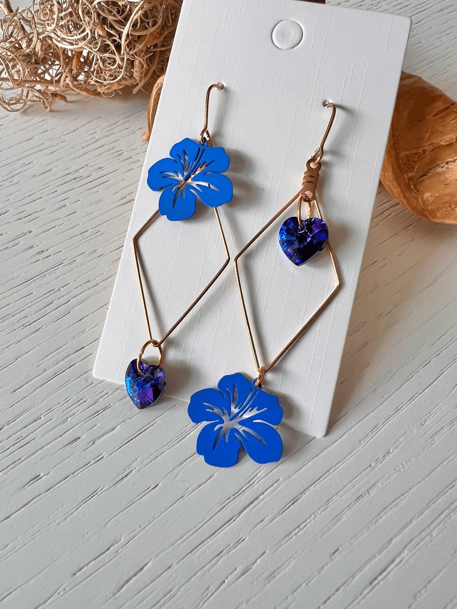 Boucles d’oreilles PALOMA cœurs cristal héliotrope et fleurs hibiscus bleu outre-mer - Créations Uniques - Créations Uniques